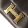 Bolso de mano Hermes Constance en cuero box marrón - Detail D5 thumbnail