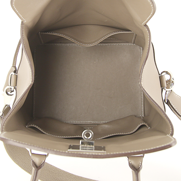 Bolso de mano Hermes Tool Box en cuero swift marrón etoupe - Detail D3