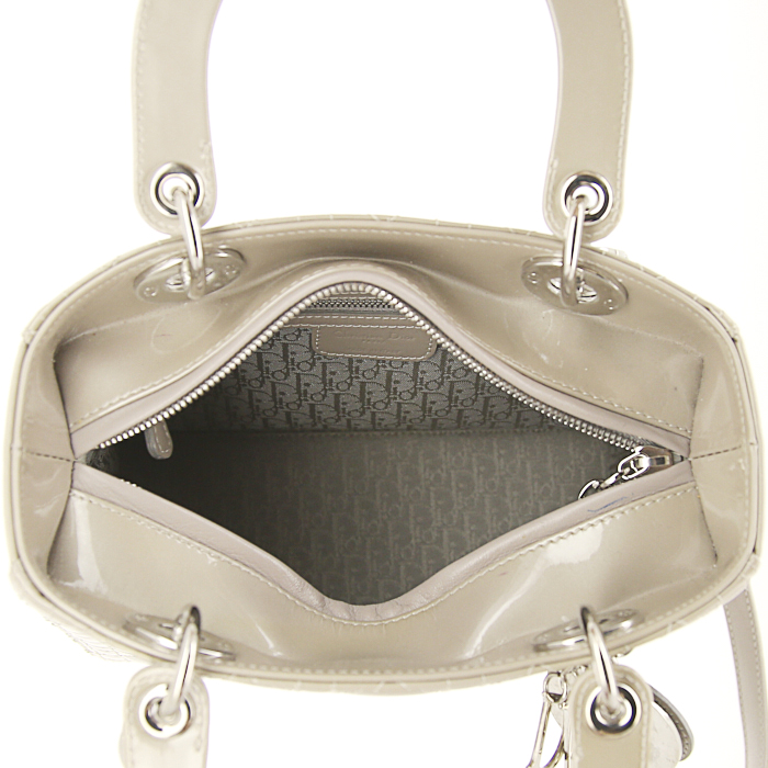 Dior Lady Dior medium model handbag in grey-beige patent leather - Detail D3