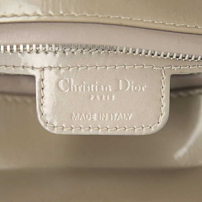 Bolso de mano Dior Lady Dior modelo mediano en charol beige gris - Detail D4