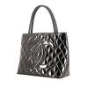 Chanel Médaillon shopping bag in black quilted leather - 00pp thumbnail