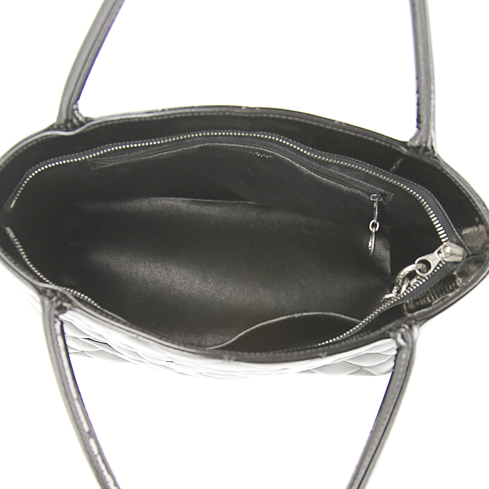 Chanel Médaillon shopping bag in black quilted leather - Detail D2