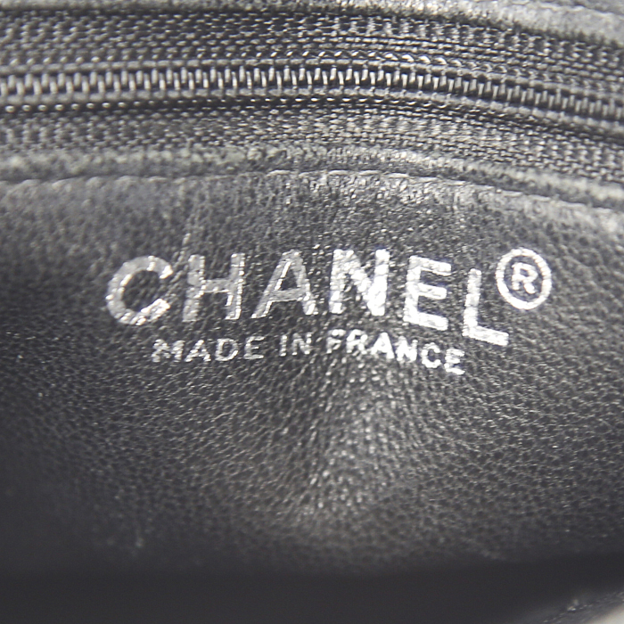 Chanel Médaillon shopping bag in black quilted leather - Detail D3
