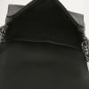 Sac bandoulière Chanel Boy en cuir grainé noir et cuir lisse noir - Detail D3 thumbnail
