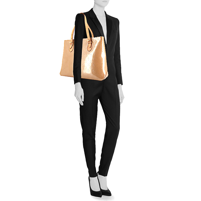 Sac à main Louis Vuitton Brentwood en cuir vernis monogram beige - Detail D1