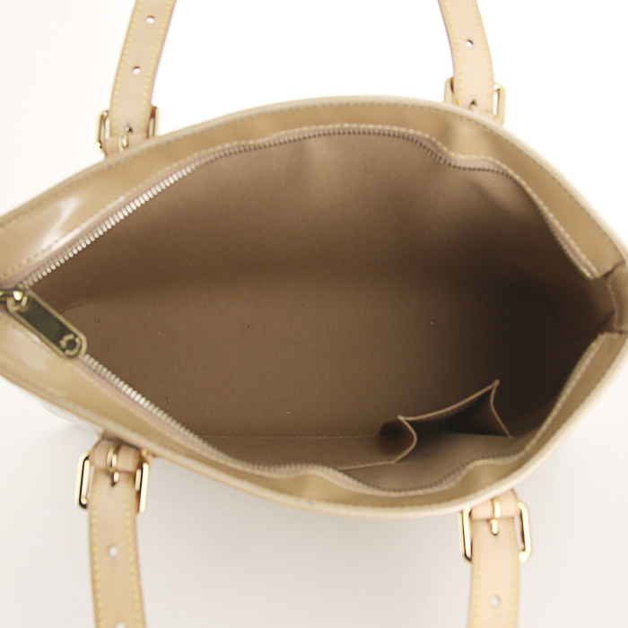 Sac à main Louis Vuitton Brentwood en cuir vernis monogram beige - Detail D2