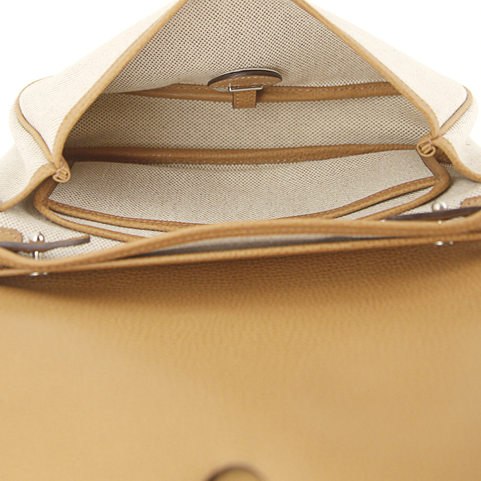 Bolso de mano Hermes Colorado en cuero granulado color oro y lona beige - Detail D2