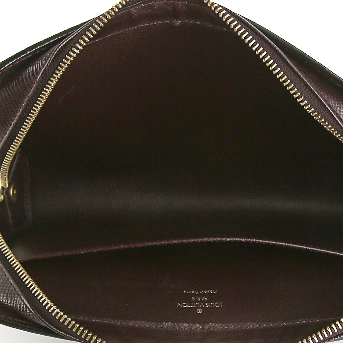 Louis Vuitton Baîkal pouch in purple taiga leather - Detail D2