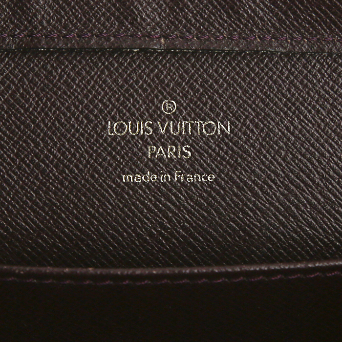 Pochette Louis Vuitton Baîkal en cuir taiga prune - Detail D3