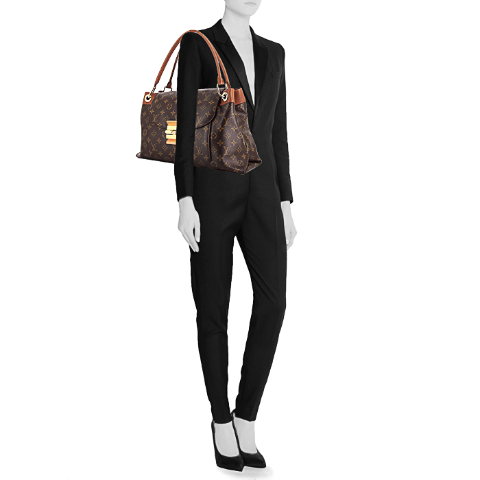 Sac porté épaule Louis Vuitton Olympe en toile monogram enduite et cuir marron-caramel - Detail D1