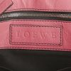 Bolso de mano Loewe en cuero rosa caramelo y charol color salmón - Detail D3 thumbnail