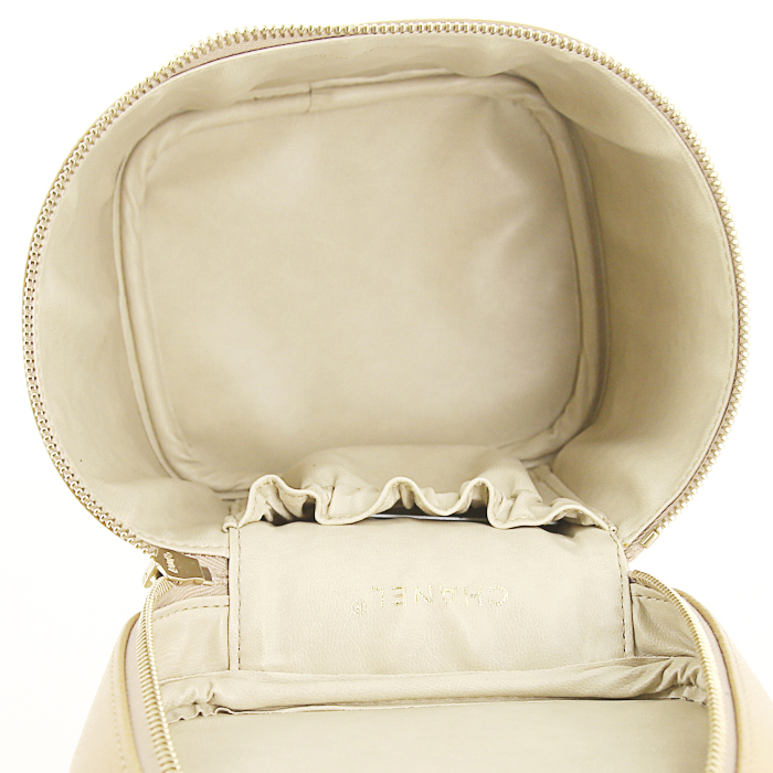Chanel Vanity vanity case in beige grained leather - Detail D2