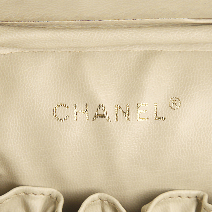 Chanel Vanity vanity case in beige grained leather - Detail D3