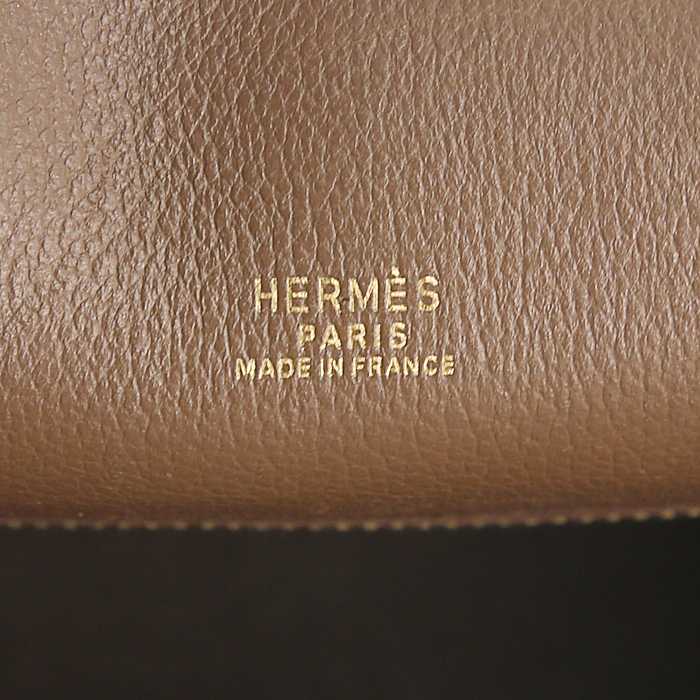 Bolso bandolera Hermès Kelly Sport en cuero granulado marrón - Detail D3