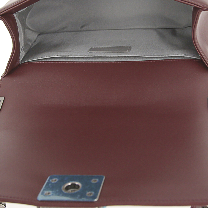 Borsa a tracolla Chanel Boy in pelle trapuntata bordeaux - Detail D3