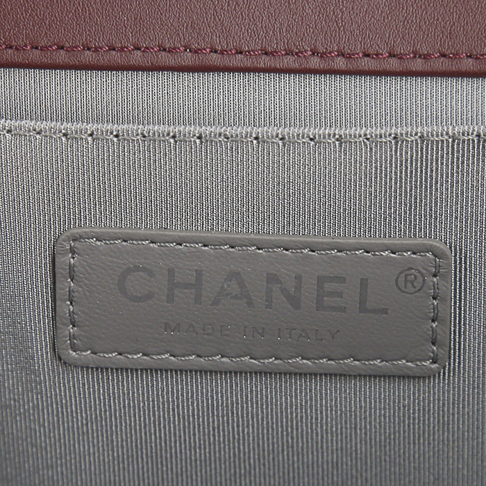 Sac bandoulière Chanel Boy en cuir matelassé bordeaux - Detail D4