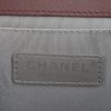 Sac bandoulière Chanel Boy en cuir matelassé bordeaux - Detail D4 thumbnail