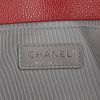 Chanel Boy shoulder bag in red quilted grained leather - Detail D4 thumbnail