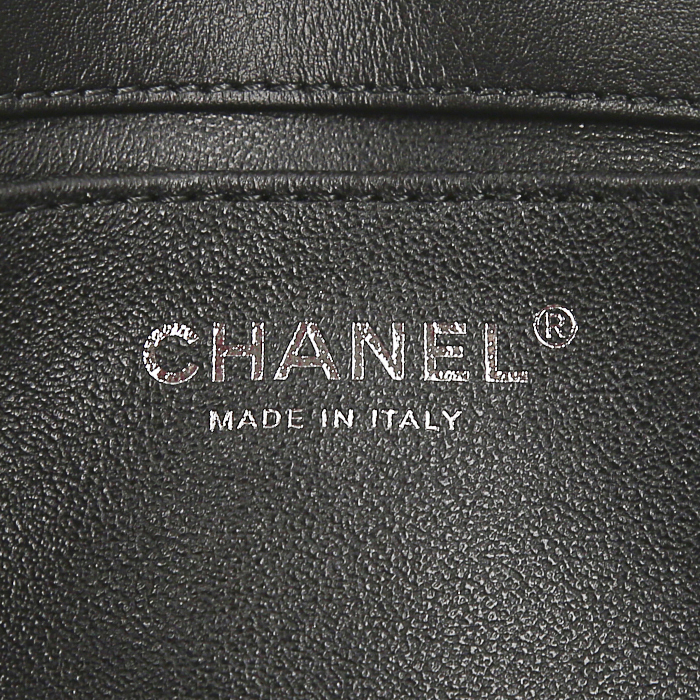 Borsa a tracolla Chanel Boy in pelle nera e galuchat nera - Detail D4