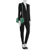 Bolso bandolera Chanel Boy en cuero acolchado verde - Detail D2 thumbnail
