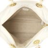 Bolso de mano Dior Lady Dior modelo grande en cuero cannage blanco - Detail D2 thumbnail