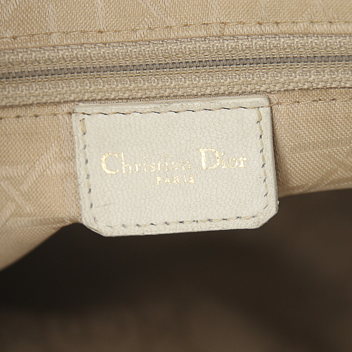 Sac à main Dior Lady Dior grand modèle en cuir cannage blanc - Detail D3