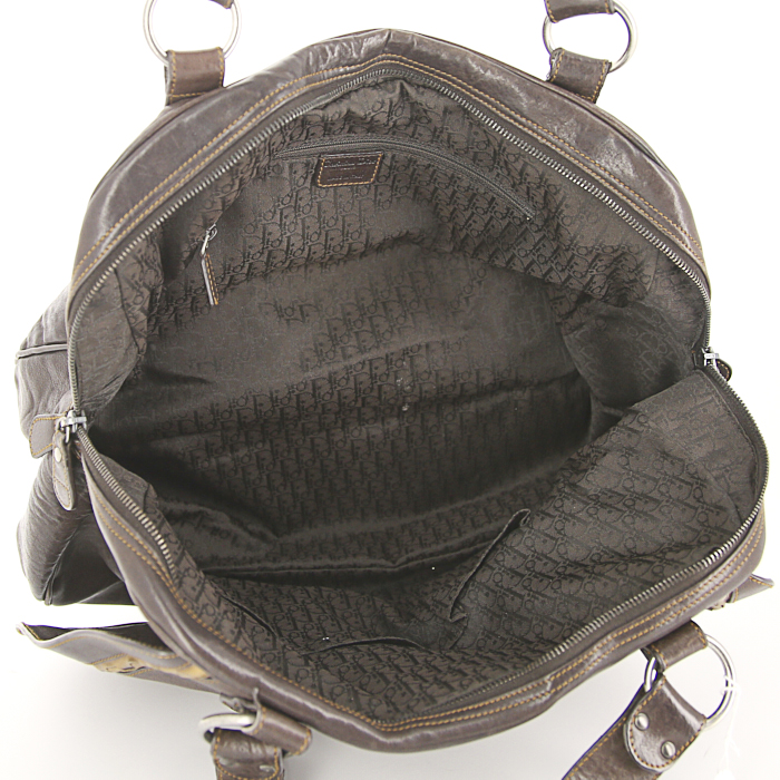 Dior Gaucho bag worn on the shoulder or carried in the hand in brown leather and brown piping - Detail D2
