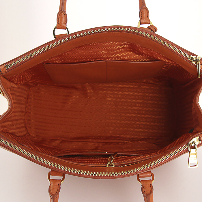 Sac à main Prada Galleria grand modèle en cuir saffiano orange - Detail D2