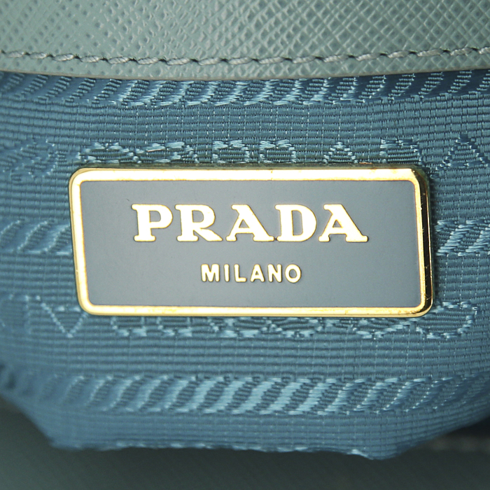 Sac à main Prada Galleria petit modèle en cuir bleu - Detail D4