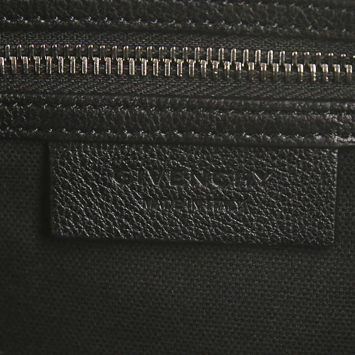 Sac à main Givenchy Antigona moyen modèle en cuir grainé noir - Detail D4