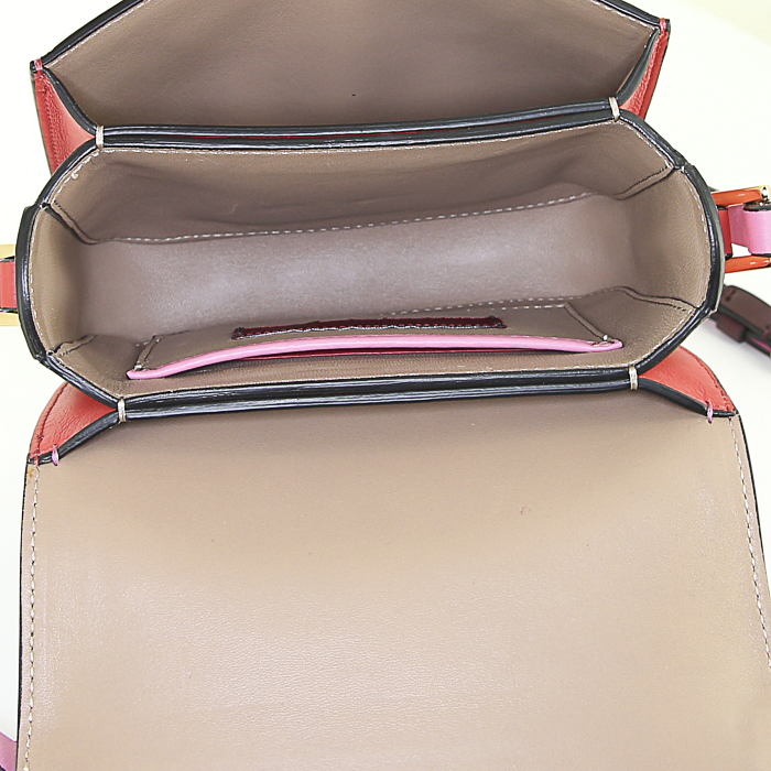 Sac bandoulière Valentino Garavani Rivet en cuir tricolore rose bordeaux et rouge - Detail D2