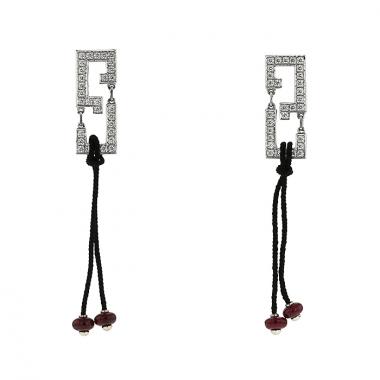 Orecchini pendenti Cartier Le Baiser du Dragon in oro bianco,  diamanti e rubini