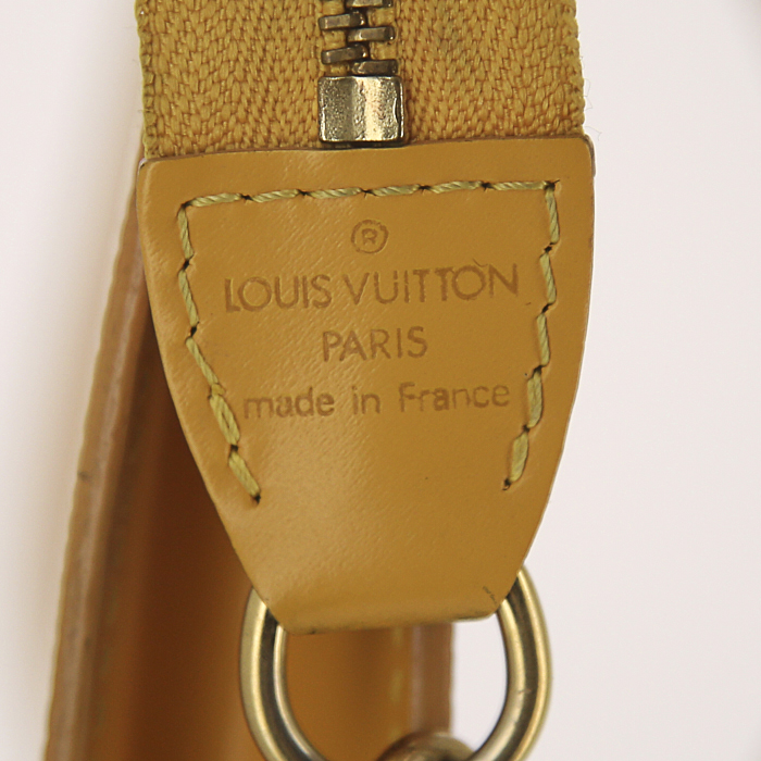 Pochette Louis Vuitton Pochette accessoires en cuir épi jaune - Detail D3