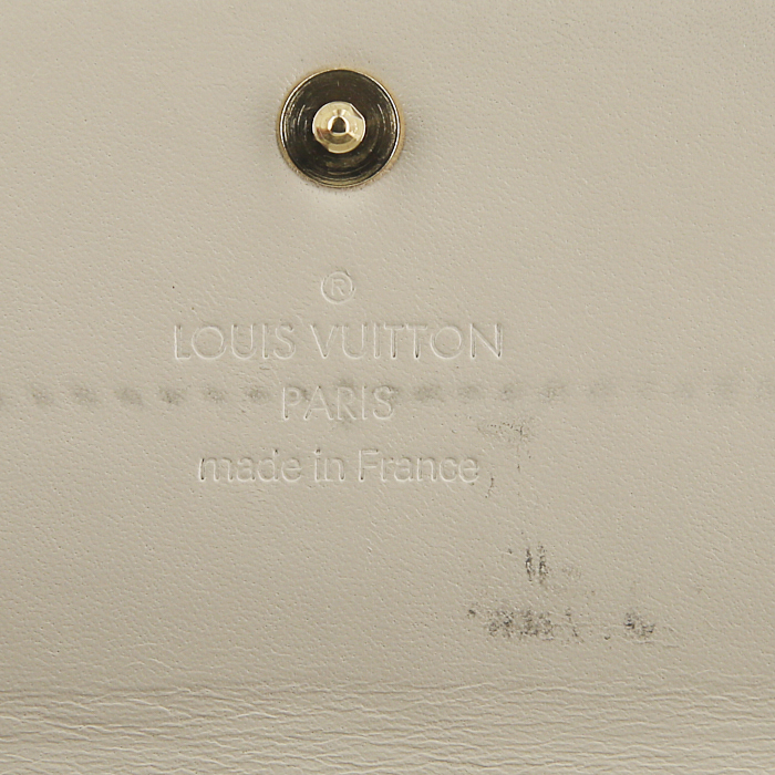 Portefeuille Louis Vuitton Sarah en cuir vernis monogram beige écru - Detail D3