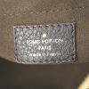 Borsa a tracolla Louis Vuitton L modello piccolo in pelle Mahina nera - Detail D4 thumbnail