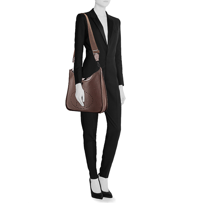 Bolso bandolera Hermès Evelyne III en cuero togo marrón chocolate - Detail D1