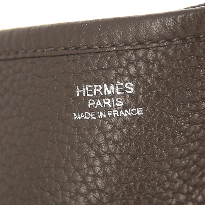Bolso bandolera Hermès Evelyne III en cuero togo marrón chocolate - Detail D3