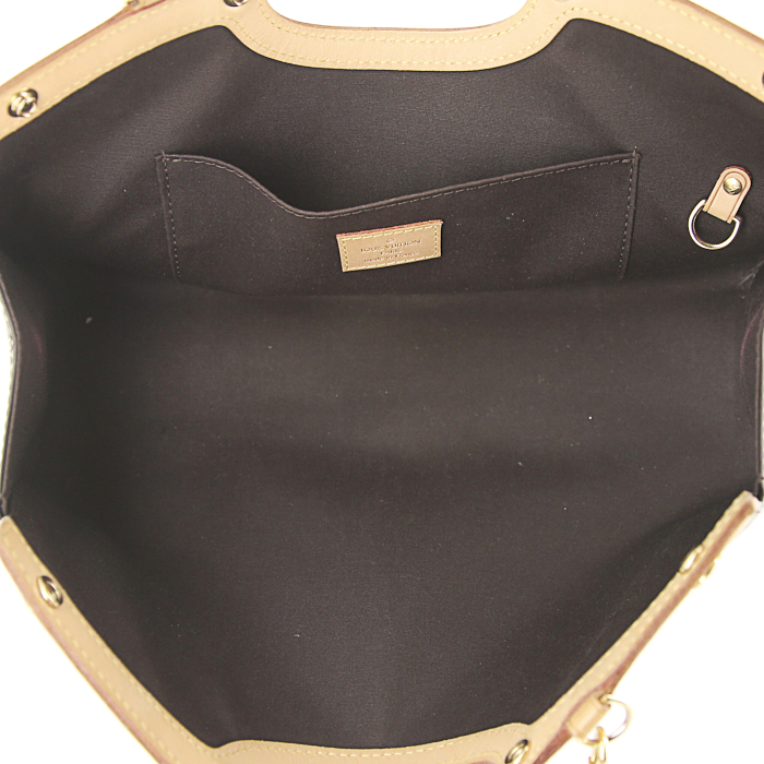 Sac à main Louis Vuitton Roxbury en cuir vernis monogram aubergine et cuir naturel - Detail D3
