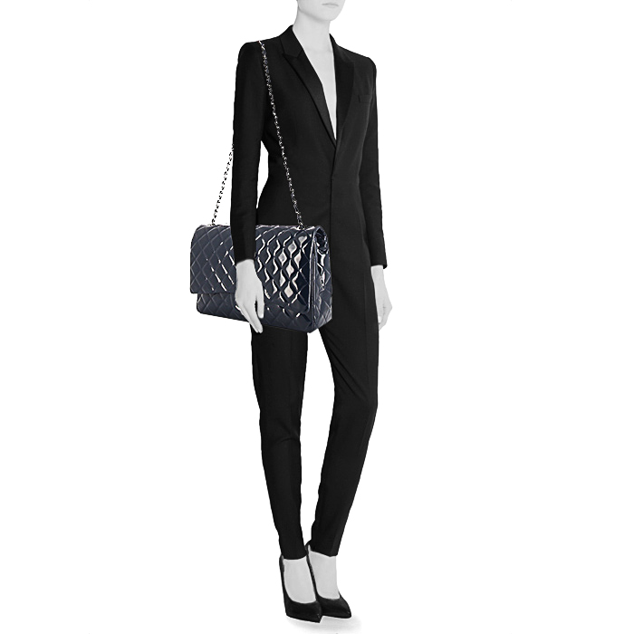 Bolso bandolera Chanel Timeless Maxi Jumbo en charol acolchado azul marino - Detail D2