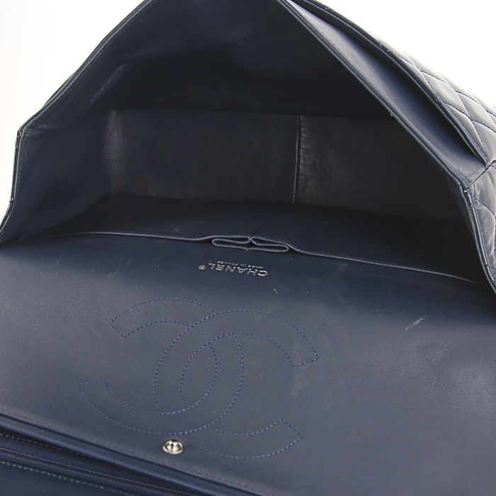 Borsa a tracolla Chanel Timeless Maxi Jumbo in pelle verniciata e foderata blu marino - Detail D3