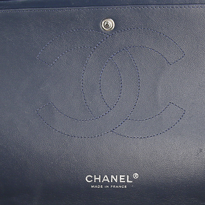 Bolso bandolera Chanel Timeless Maxi Jumbo en charol acolchado azul marino - Detail D4