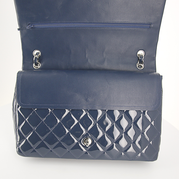 Chanel Timeless Maxi Jumbo shoulder bag in navy blue patent quilted leather - Detail D5