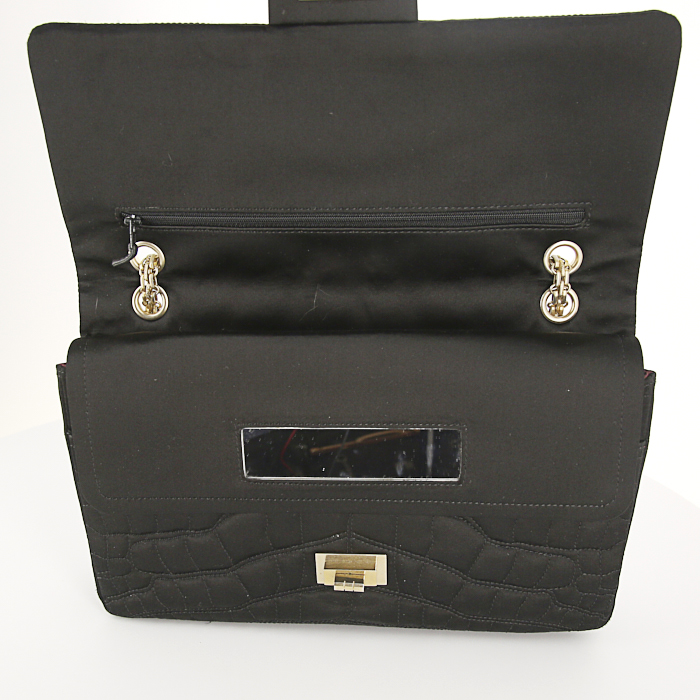Sac à main Chanel 2.55 en satin noir - Detail D5