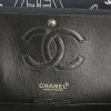 Sac à main Chanel Timeless en toile matelassée noire et blanche - Detail D4 thumbnail