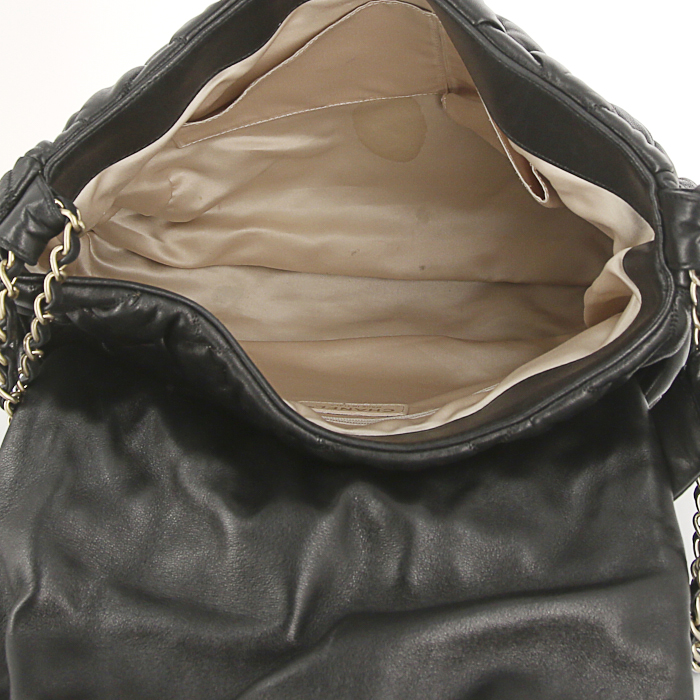 Sac à main Chanel Grand Shopping en cuir matelassé noir - Detail D2