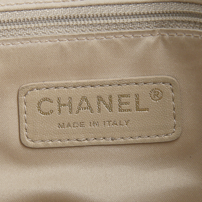 Sac à main Chanel Grand Shopping en cuir matelassé noir - Detail D3