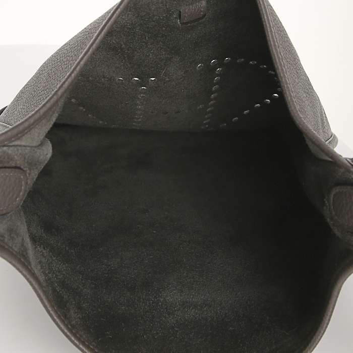 Sac bandoulière Hermes Evelyne grand modèle en cuir grainé gris foncé - Detail D2