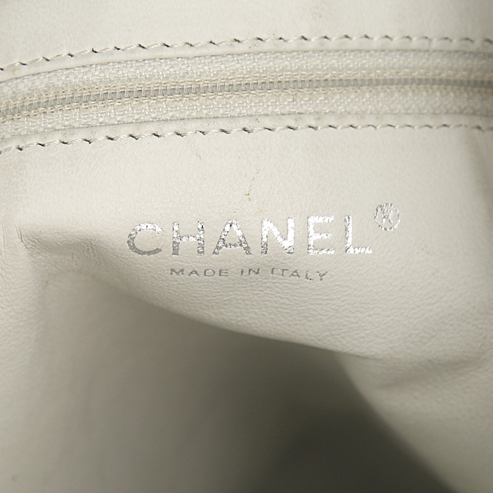 Sac à main Chanel Grand Shopping en cuir blanc - Detail D3