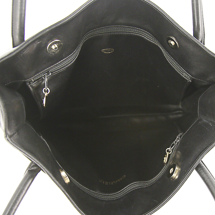 Chanel Grand Shopping handbag in black leather - Detail D2