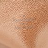 Pochette Louis Vuitton en toile monogram marron et cuir naturel - Detail D3 thumbnail
